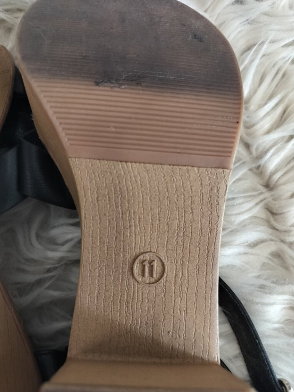 Universal Thread Black Strappy Bow Buckle Platform Sandals - Picture 4 of 7
